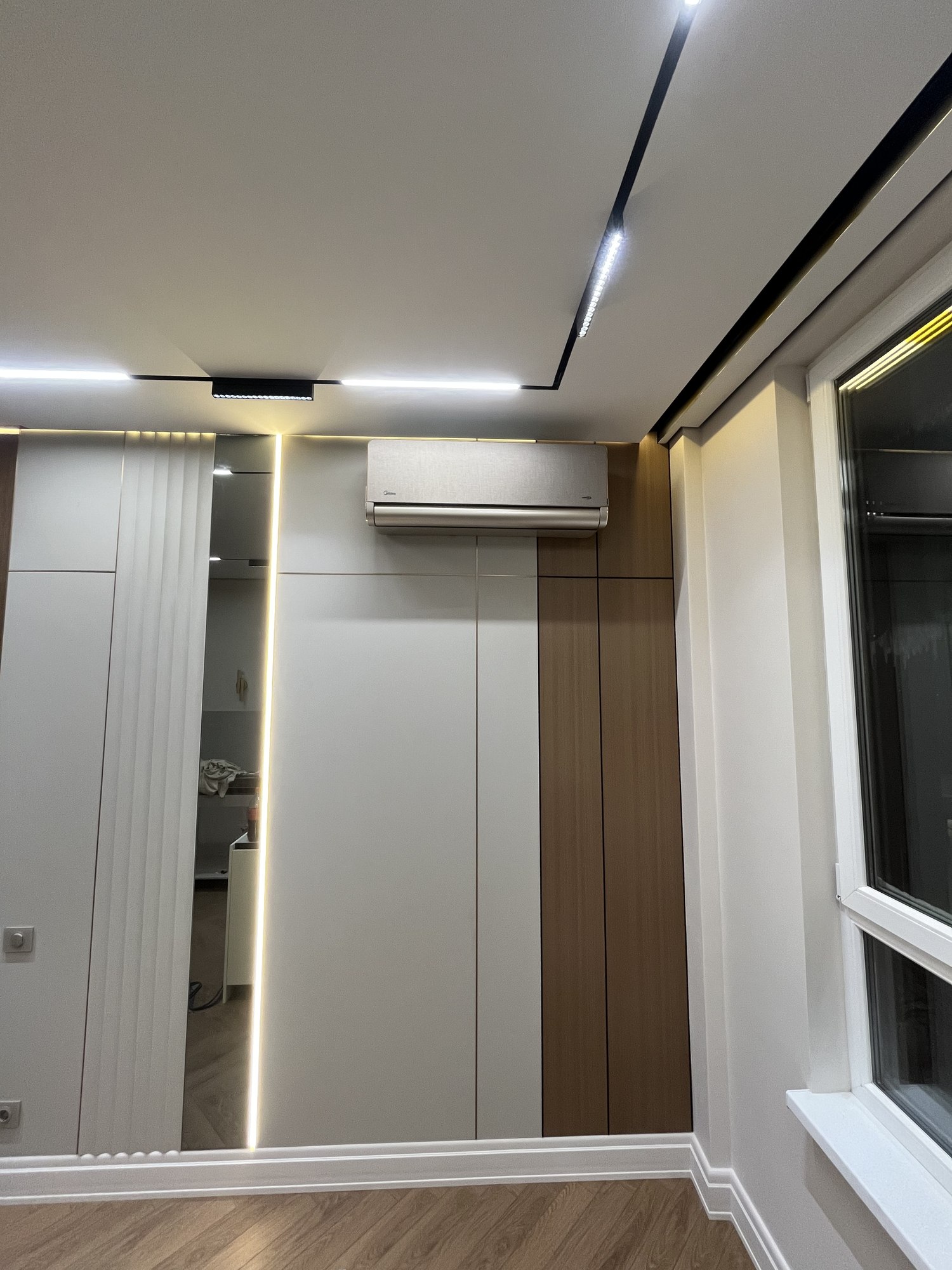 Кондиционер Midea в комнате с деревянными панелями